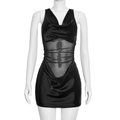 Detail van transparant mesh paneel en geplooide textuur op sexy zwarte mini-jurk - S / Zwart