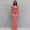 Detailopname van nauwsluitende oudroze maxi-jurk met spaghettibandjes en een vierkante hals - Roze