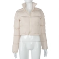 Piumino corto beige con collo alto e cerniera bianca dal design minimalista pulito - S / Beige