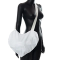 Sac bandoulière blanc en forme de cœur avec large sangle porté sur un mannequin - Blanc