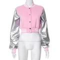 Detail der kurzen PU-Baseballjacke mit silbernen Metallic-Ärmeln und Druckknöpfen - S / Rosa