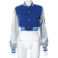 Λεπτομέρεια κοντού varsity jacket με βασιλικό μπλε ύφασμα και μεταλλικά ασημί μανίκια - S / Μπλε