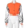 Detail der kurzen Baseballjacke mit orangefarbenem Body, silbernen Ärmeln und Rippstrick - S / Orange