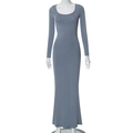 Détail de la robe longue gris-bleu ajustée avec décolleté en U profond et maille de qualité - Bleu