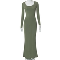 Détail d'une robe longue moulante vert olive avec décolleté en U et manches longues - Vert