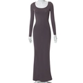 Détail d'une robe longue à manches longues violet foncé en tissu très élastique - Violet