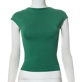 Detalle frontal del top ajustado verde hierba con mangas de capa en maniquí - S / verde oscuro