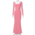 Détail de la texture du tissu et du décolleté en U de la robe longue rose moulante - Rose