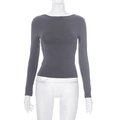 Dettaglio della maglia a maniche lunghe grigio scuro slim fit su manichino sfondo bianco - S / grigio scuro