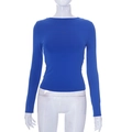 Dettaglio della maglia blu reale a maniche lunghe aderente con scollo rotondo e tessuto elastico - S / Blu scuro