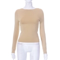 Dettaglio del top beige a maniche lunghe con vestibilità aderente e scollo rifinito - S / Cachi