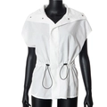 Detailweergave van de witte mouwloze top met verstelbaar trekkoord en metalen drukknopen - S / Wit