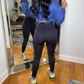 Dettaglio felpa corta blu reale con lacci sulla schiena e leggings neri a vita alta sport - Taglia S / Pantaloni e gonne / Nero