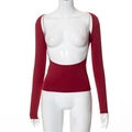 Dettaglio della maglia bordeaux a maniche lunghe con profondo scollo a U e tessuto elasticizzato - S / Rosso