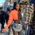 Schmal geschnittene hellorange Pufferjacke für Damen mit Stehkragen im Streetstyle-Look - S / Orange