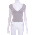 Λεπτομέρεια γκρι εφαρμοστού crop top με βαθιά λαιμόκοψη U και λεπτή πλεκτή υφή υφάσματος - M / T-Shirts / Γκρι
