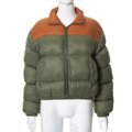 Detail der Colorblock-Pufferjacke in Olivgrün und Rostrot mit Reißverschluss-Design - S / Dunkelgrün