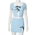 Detalle de top corto azul claro y minifalda con detalles de lazos negros anudados - S / Azul