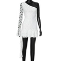 Nahaufnahme des weißen Häkelspitzenkleids mit One-Shoulder-Design und Rüschensaum-Detail - S / Weiß