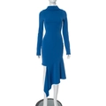 Detalle de vestido largo azul real elegante con abertura lateral y dobladillo con volantes - S / Azul