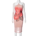 Detail des rosa Neckholder-Midikleids mit rotem Rosenprint und Mesh-Textur - S / Nude