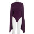 Detailansicht eines lila ärmellosen Bodysuits mit Wasserfallausschnitt und langem Cape - S / Fuchsie