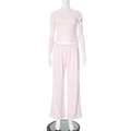 Dettaglio di un set rosa chiaro a due pezzi con top a maniche corte e pantaloni larghi - S / Rosa