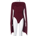 Dunkelroter ärmelloser Bodysuit mit Wasserfallausschnitt und elegantem langen Umhang-Detail - S / Burgunderrot