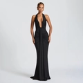 Vue détaillée d'une robe noire élégante avec décolleté en V plongeant et détails plissés - XS / Robes / Noir
