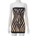 Detailansicht der Zebramuster-Struktur auf einem schmal geschnittenen trägerlosen Minikleid - S / Schwarz (Zebra-Print)