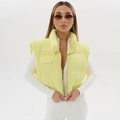 Chaleco acolchado corto para mujer en color amarillo pálido con cuello alto - M / Amarillo