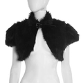 Detail eines schwarzen Kunstpelz-Boleros mit Schnallen-Lederkragen im Gothic-Stil - Schwarz