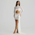 Elegantes weißes Spitzen-Zweiteiler-Set mit langärmeligem Crop-Top und Rock mit Bändern - S / Weiß