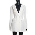 Detail van witte getailleerde blazerjurk met dubbele knopenrij, revers en decoratieve zakken - XS / Wit