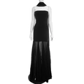 Detail des eleganten schwarzen trägerlosen Maxikleides mit Chiffon-Spleißen und Schal - S / Schwarz
