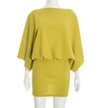 Vue détaillée de la mini robe moulante vert moutarde avec manches cape élégantes et coupe ajustée - Vert Moutarde