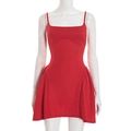Detailansicht des roten Bodycon-Minikleids mit Rüschennähten und schmalen Trägern - S / Rot