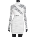 Detalle del vestido ajustado blanco con mangas de encaje transparente y falda fruncida - S / Blanco