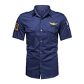 Camicia da uomo blu navy a maniche corte in stile militare con stemmi e tasche sul petto - S / Tops / Blu scuro