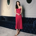 Détail de la robe nuisette en satin rose foncé avec de fines bretelles et un col bénitier chic - M / Bordeaux