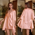 Ensemble de pyjama en soie glacée rose avec peignoir à lacets et nuisette champagne - S / Vieux Rose