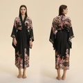 Elegante vestaglia in raso nero a fiori per donna con maniche lunghe e cintura abbinata - Taglia unica / Stampa Floreale Inchiostro (WP3948)