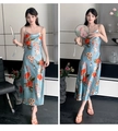 Détail de la robe nuisette en satin bleu avec imprimé floral rouge dans un intérieur - Imprimé Grue de Jardin