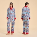 Pigiama in raso blu con stampa ikat, maniche lunghe e bordi rossi a contrasto - S / Totem Blu