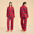Pigiama in raso rosso con stampa ikat, maniche lunghe e bordi a contrasto bianchi - S / Totem Rosso e Blu