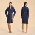 Peignoir en satin bleu foncé avec col châle, liseré doré et poignets à fleurs chic - Taille Unique / Bleu Marine avec Bordure