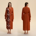 Bata larga de satén caramelo de lujo con estampados abstractos y mangas anchas de kimono - Talla Única / Rapsodia del Atardecer (WP3950)