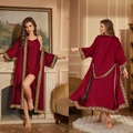 Burgunderrotes Satin Schlafset mit floraler Borte Bademantel und Trägernachthemd - Einheitsgröße / Oberteile / Frühlingslied Barock (Nur Mantel)