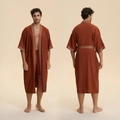 Set pigiama da uomo in raso color terracotta con vestaglia e bordi a motivi geometrici - Taglia unica / Tops / Rosso Mattone