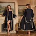 Luxuriöses schwarzes Satin-Roben-Set mit goldener Barock-Stickerei und feinen Trägern - Einheitsgröße / Oberteile / Schwimmendes Licht Barock (Nur Mantel)